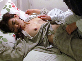 自分の母親にイタズラする悪ガキ息子チ○ポ露出×お触り×精子ぶっかけ4時間　サンプル画像13